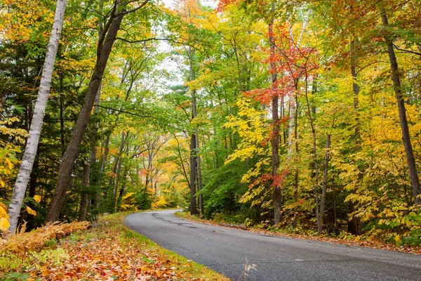 Strada Svoltando Destra Attraverso New England White Mountains National Park — Foto Stock