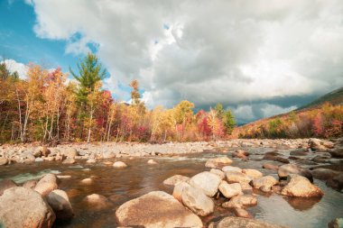 Loon Dağı Lincoln New Hampsire, ABD 'deki Pemigewasset Nehri' nin engebeli ve pitoresk manzarası.