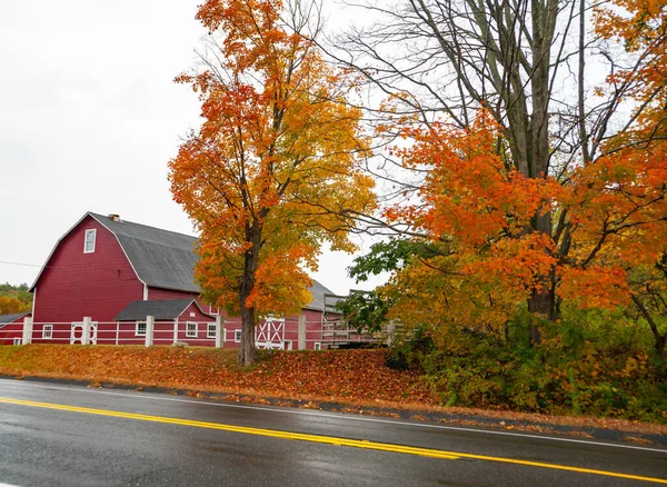 Traditional American Style Red Barn Passing Highway Fall Bright Foliage — Stockfoto