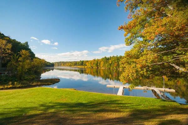 Belle Rivière Connecticut Bordée Par Forêt Feuillage Automne Avec Jetée — Photo