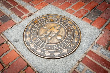 Boston ABD - 14 Ekim 2019; Çevresel tarihi Özgürlük Yolu işaretleyicisi şehrin kaldırımlarına yerleştirildi