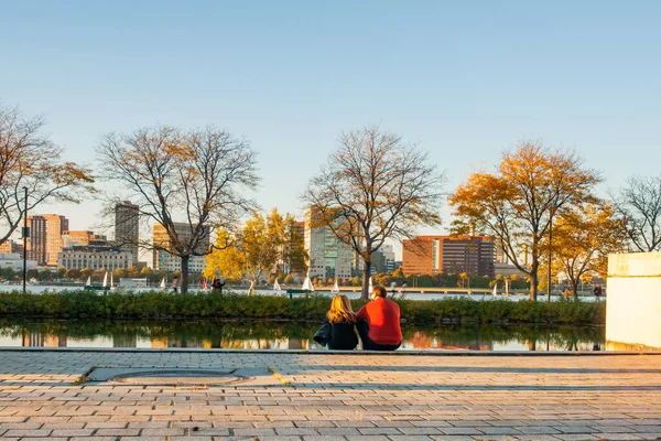 Boston Usa Października 2014 Para Siedząca Esplanadzie Przy Lagunie Storrow — Zdjęcie stockowe