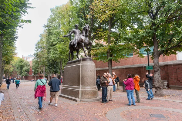 Boston Usa October 2014 Tourists Bronze Statue Paul Revere Boston — Stock Photo, Image