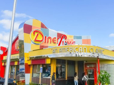 New England USA - 19 Ekim 2014; Klasik retro American Diner Deluxe Parlak tabela ve renkler.