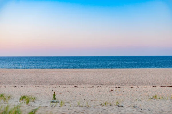 Szeroka Plaża Morze Tło Pod Różowym Niebieskim Słońcem Niebo Północnym — Zdjęcie stockowe