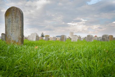 Lancaster USA - 22 Ekim 2014; Lancaster County, Pennsylvania, ABD 'de bulutlu gökyüzü altındaki Amish Mezarlığı ve mezar taşları.