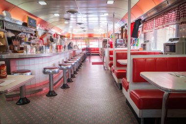 Frackville USA - 21 Ekim 2014; Geleneksel styl; e American Diner in retro design fitout kırmızı ve beyaz baskın renkler.