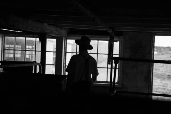 Fermier Amish Silhouette Méconnaissable Dos Portant Chapeau Regardant Dehors Dans — Photo