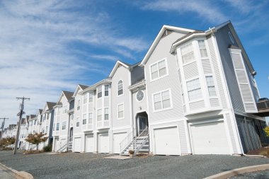 Amerikan kasabasındaki emlak geliştirme sokak manzaralı teras tarzı evler..