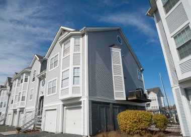 Amerikan kasabasındaki emlak geliştirme sokak manzaralı teras tarzı evler..