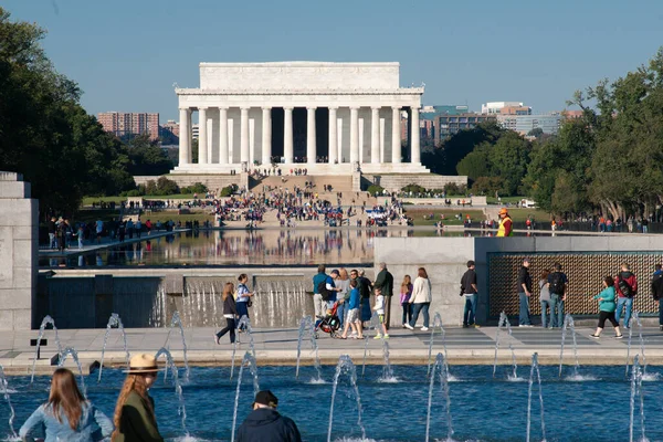 ワシントンDc Usa 2014年10月26日 ウォーターフィーチャーとリフレクションプール付きの国立モールとリンカーン記念館 — ストック写真