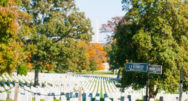 アーリントンUsa 2014年10月26日 アーリントン国立墓地は ケネディの墓と無名兵士の墓を国立軍人と英雄の歴史的墓地に埋葬するための署名を行った — ストック写真