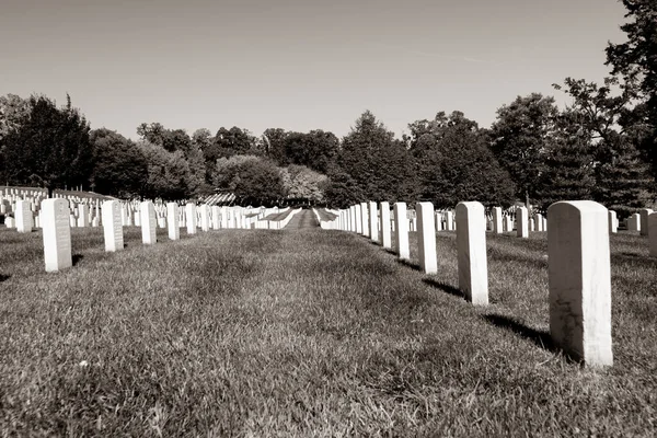 2014年10月26日 美国阿灵顿 阿灵顿国家公墓 Arlington National Cemetery 弗吉尼亚州国家军人和英雄的历史性墓地 横跨林肯纪念堂桥 — 图库照片