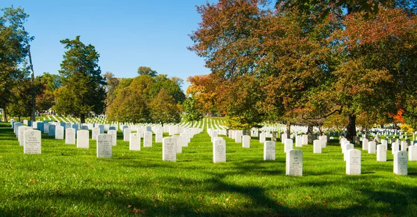 2014年10月26日 美国阿灵顿 阿灵顿国家公墓 Arlington National Cemetery 弗吉尼亚州国家军人和英雄的历史性墓地 横跨林肯纪念堂桥 — 图库照片