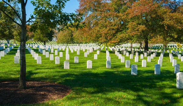 2014年10月26日 美国阿灵顿 阿灵顿国家公墓 Arlington National Cemetery 弗吉尼亚州国家军人和英雄的历史性墓地 横跨林肯纪念堂桥 — 图库照片