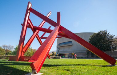 Washington, ABD - 27 Ekim 2015; Smithsonian Enstitüsü 'ndeki Hirshhorn Müzesi' nin önünde Mark di Suvero 'nun kırmızı çelik kirişlerinin yapısı