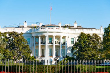 Beyaz Saray, Başkan 'ın ya da Amerika' nın evi. Güvenliği sağlayan demirden çitlerle döşenmiş..