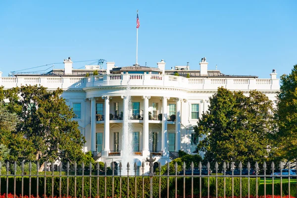 ホワイトハウス 社長またはセキュリティを提供する錬鉄製のフェンスを持つアメリカの家 — ストック写真