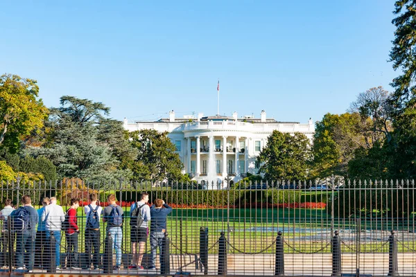 Washington Usa Octobre 2014 Groupe Élèves Debout Extérieur Clôture Regardant — Photo