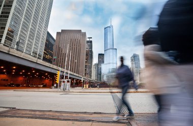 Doğu Upper Whacker ve Columbus Drive katmanlı yol ve yüksek binalar, Chicago, Illinois, ABD kavşağında yürüyen ve çıkan insanların bulanık figürlerinin olduğu sokak sahnesi