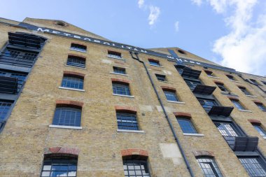 Wapping, Londra Birleşik Krallık - 24 Ağustos 2015; alçak açılı tuğla dış pencereli tarihi Metropolitan İskelesi inşaatı.
