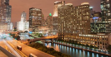 Chicago binaları, Chicago Nehri ve şehir yolları çevresindeki sokak seviyesinden yükselen Columbus Drive Köprüsü ve Illinois, ABD 'deki sokak ışığı akıntıları. Doğu yakasından kuzeye, yüksek apartmanlara, otellere ve ticari binalara bakıyorum..