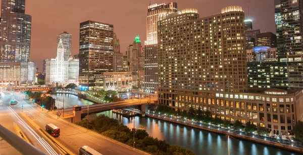 Чикагские Здания Возвышающиеся Уровня Улицы Вокруг Реки Чикаго Городских Дорог — стоковое фото