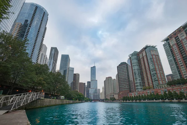 Высокие Здания Чикаго Сходятся Далёким Зданиям Вдоль Реки Левала Реки — стоковое фото
