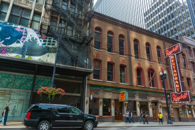 Chicago USA - 29 Ağustos 2015; Batı Adams Caddesi 'ndeki Berghoff' un ünlü tarihi restoranının önünde mimarlık ve sokak sahnesi.