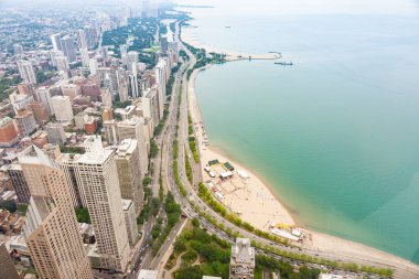Chicago, Illinois, ABD 'nin mimari ve şehir manzarası çevresindeki göl ve kıyı şeridi.