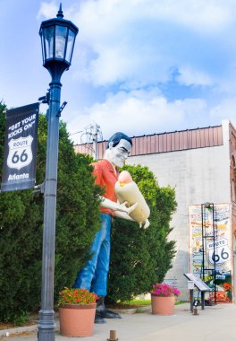 Atlanta ABD 31 Ağustos 2015; Atlanta, Illinois, ABD 'de dev sosisli sandviç tutan Bunyan Muffler heykeli 66 numaralı yolda tekmelerinizi alın.