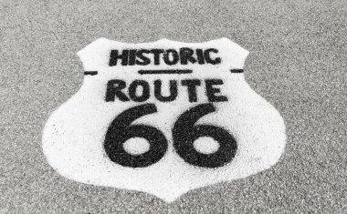 Dwight, Illinois, USA.dng yakınlarındaki kaldırımda tarihi yol 66 tabelası.