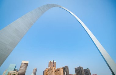 St. Louis Kapısı Kemeri sembolik olarak Missouri ABD 'nin şehir merkezindeki siluetine uzanıyor.