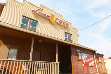 Mitchell, ABD - 1 Eylül 2015; Route 66 boyunca Luna Cafe 'de Gable ve Budweiser' ın duvarlarında Al Capone 'a kadar uzanan bir geçmişi var. Mitchel Illinois