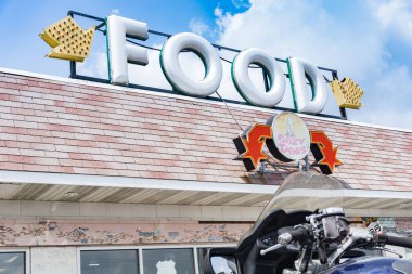 Springfield USA - 1 Eylül 2015; 66. Otoyol 'daki binanın ön cephesinde büyük retro gıda tabelası