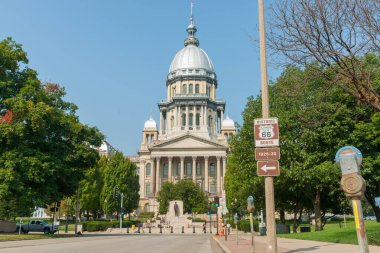 Springfield, Illinois, ABD - 1 Eylül 2015; Abraham Lincoln 'ün girişte olduğu Illinois Eyalet Meclis Binası ve Post' taki Tarihi Yol 66 Kalkan Otoyolu tabelası.