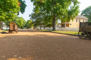 New Salem, Springfield, Illinois, ABD - 1 Eylül 2015; Lincoln başkan olmadan önce sahip olduğu tek ev olan banliyöye uzanan geniş cadde, New Salem yol kenarına park edilmiş eski tarz arabalarla yer almaktadır..
