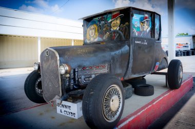 Springfield USA - 6 Eylül 2015; Bonnie ve Clyde Missouri 'de 66. yolda eski arabada