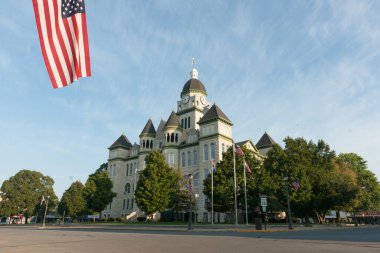 Carthage, ABD - 7 Eylül 2015; Jasper County Adliyesi sokak görüntüsü ve ABD 'nin Carthage Missouri kentinde Amerikan bayrağı taşıyan Romanesk şato tarzı mimari örneği