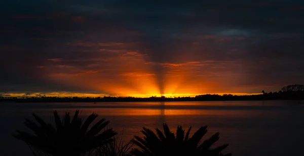 Lever Soleil Brillant Travers Ciel Nuageux Avec Des Rayons Lumière — Photo