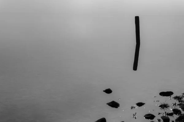 Poste Agua Niebla Reflejado Monocromo —  Fotos de Stock