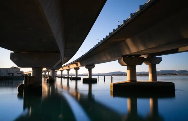 Zdola Nad Klidnou Modrou Vodou Pročesávají Konstrukční Linie Mostu Tauranga — Stock fotografie