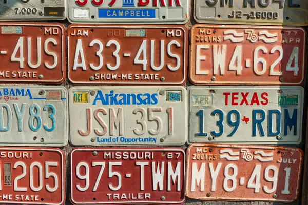 Carthage Usa September 2015 Editorial Collection Old Vehicle Plates Wall — стоковое фото