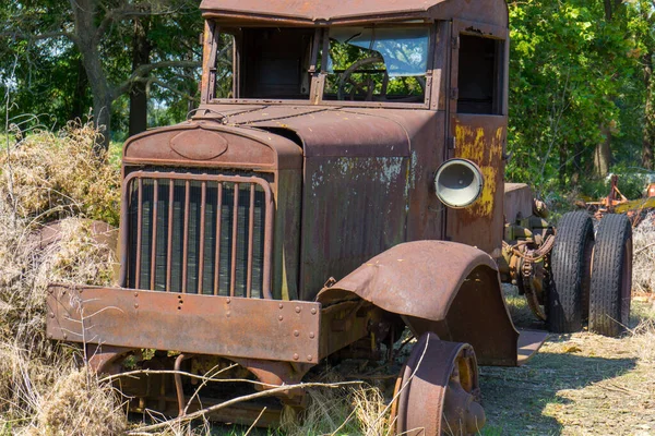 Oude Truck Geparkeerd Achtergelaten Verslechteren Roesten Ongewenste — Stockfoto