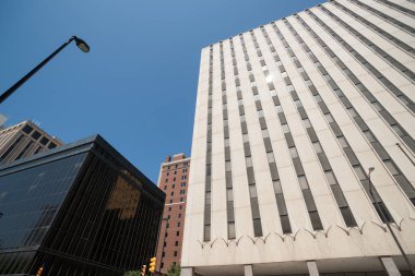 Modern mimari buidling 'ler Tulsa, Oklahoma, ABD' de sokaktan yukarı doğru yükseliyor..