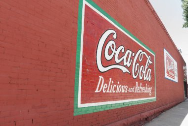 Sapulpa USA - 8 Eylül 2015; Tuğla Buidlings ve sokak sahneleri dış duvarlara eski tarz el boyaması ticari tabelalar.