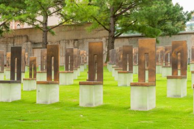 Oklahoma City ABD - 9 Eylül 2015; Oklahoma City Bombalama Sahası Boş Sandalyeler Heykeli 1997 'de bombalanan 168 kişinin anısına bronz ve cam kaplı