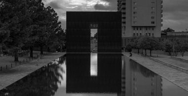 Oklahoma City USA - 9 Eylül 2015; Oklahoma National Memorial Gate of Time and Reflecting Pool eski Alfred P. Murrah Federal Binası 'nın bulunduğu şehir merkezinde 1995 yılında bombalandı. Oklahoma Bombalama Anıtı olarak da bilinir..