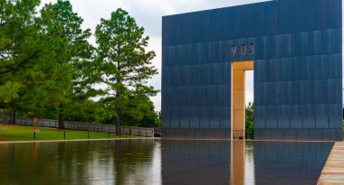Oklahoma City USA - 9 Eylül 2015; Oklahoma Ulusal Zaman Kapısı ve Yansıtıcı Havuz 1