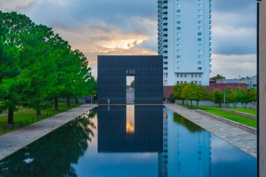 Oklahoma City USA - 9 Eylül 2015; Oklahoma National Memorial Gate of Time and Reflecting Pool eski Alfred P. Murrah Federal Binası 'nın bulunduğu şehir merkezinde 1995 yılında bombalandı. Oklahoma Bombalama Anıtı olarak da bilinir..